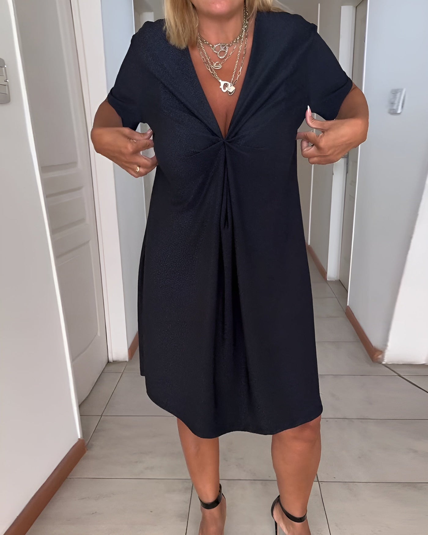 Laurence | Elegante abito arricciato con scollatura a V